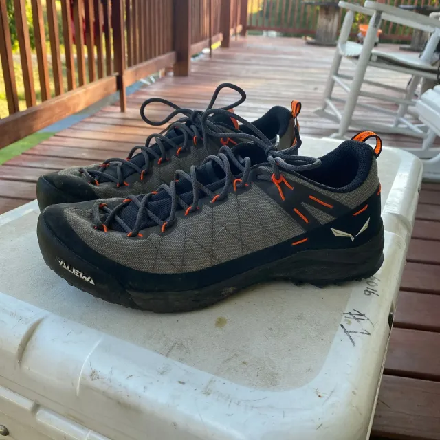 I was looking for a lightweight low top hiking shoe for g...