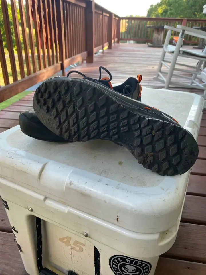 Mild lugs on the sole, great for general use! Being here ...
